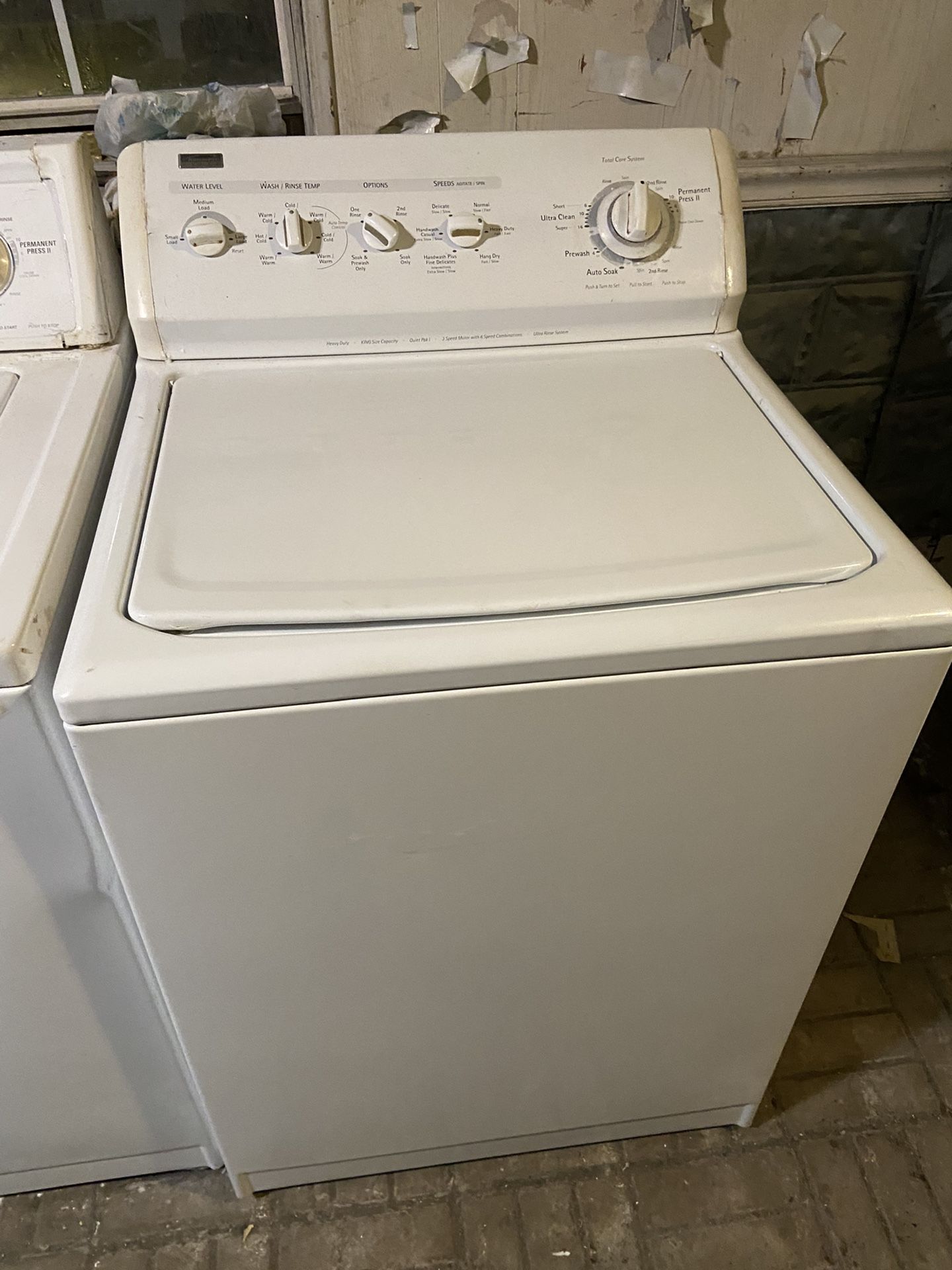 LATE MODEL KENMORE ELITE KING SIZE CAPACITY WASHER! HAS QUIET PAK MODE. RUNS GREAT! LOOKS LIKE 2-4 YEARS OLD. NO ISSUES WITH IT. IT WILL BE RAN WITH
