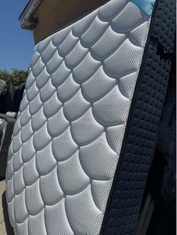 Almost new king size mattress
