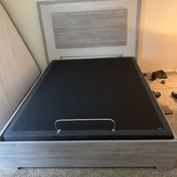 Park Slope Gray 3 Pc Queen Panel Bed With Serta Adjustable motion base and remote.
