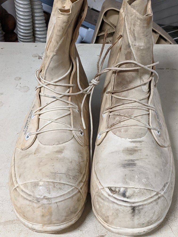 Size 11R Bunny Cold Weather Boots