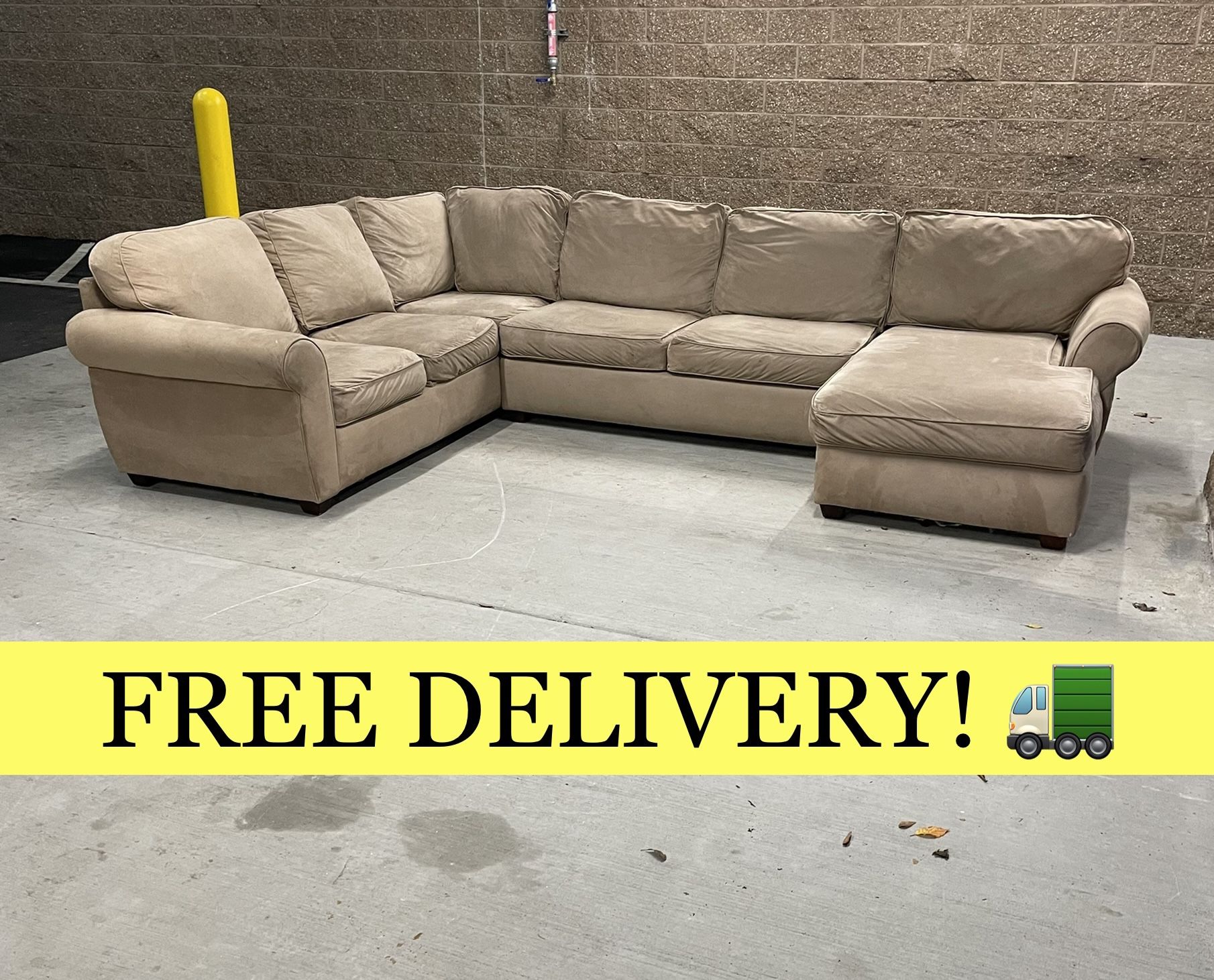 Beige U-Shaped Sectional Couch/Sofa w/ Chase (FREE DELIVERY! 🚛)