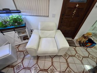 White Leather Accent Chair.Sillón decorativo de cuero blanco