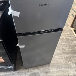 Hisense 4.4 Mini Fridge new Open Box NSD 