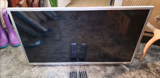 33 inch Samsung TV (NOT A SMART TV)