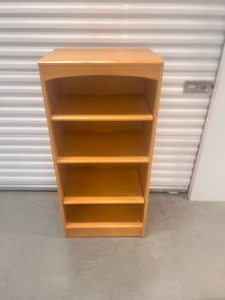 Ethan Allen 4 Shelf Bookscase. Used in good condition with some cosmetic  blemishes. These blemishes are in the form of some  scratches and scuff mark
