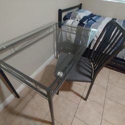 Table/desk and chair