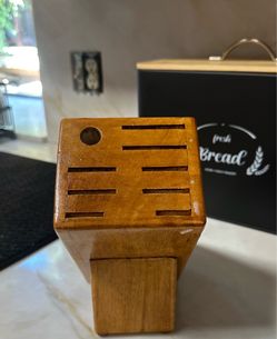 8 slotted knife block with a circular slot