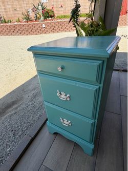 Beautiful Antique nightstand wood.🪵
