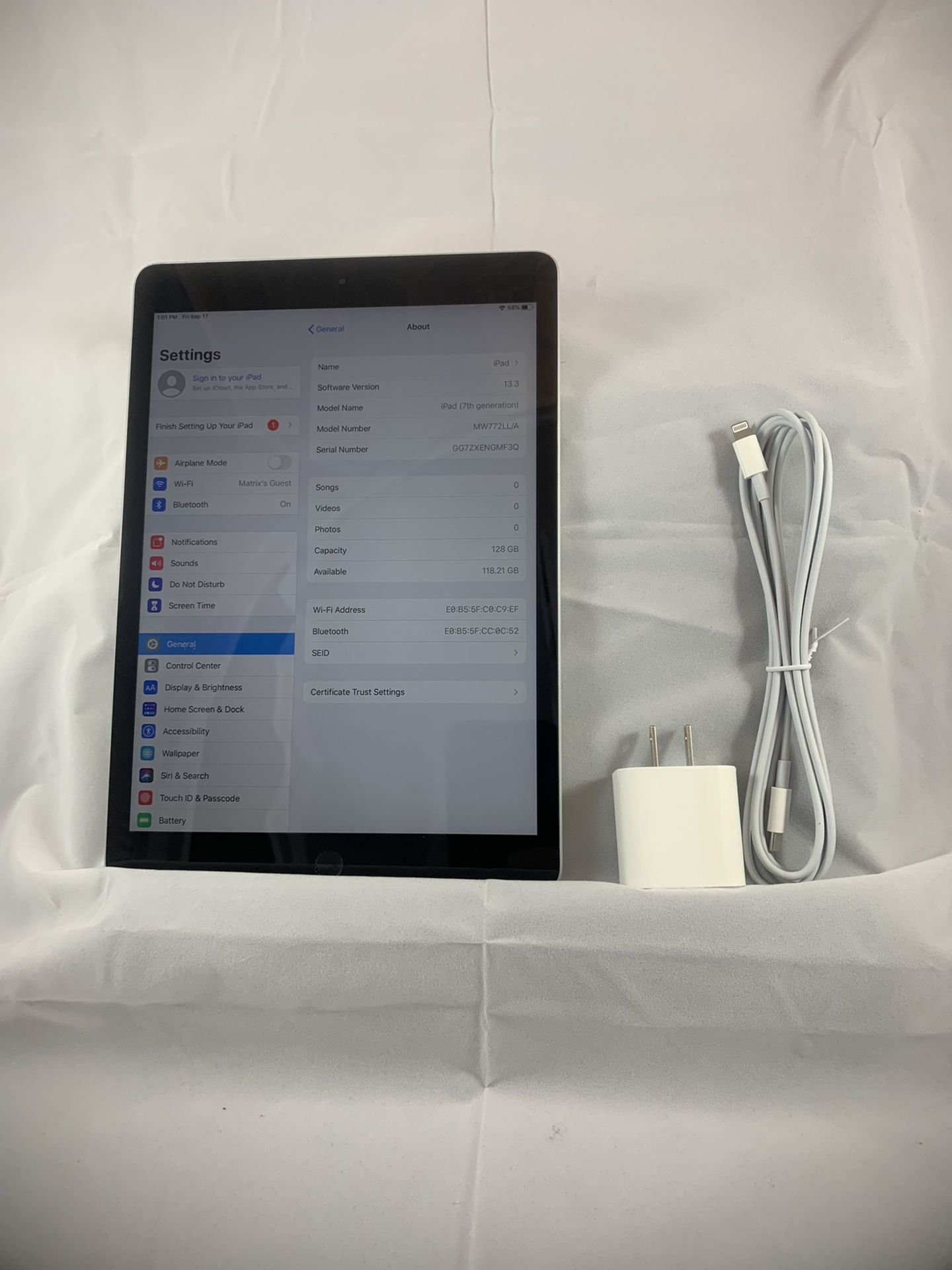 iPad 7th Gen 128gb W/Charger & Cord Wifi