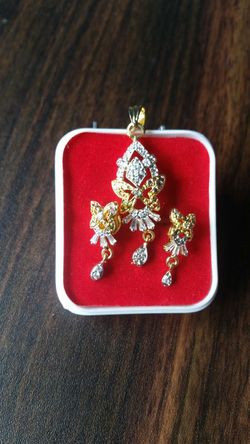 Beautiful pendant earring set