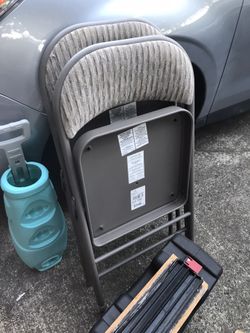 A pair of chairs