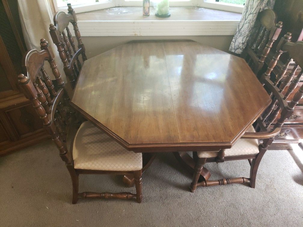 Dining Table With Leaf And 6 Chairs