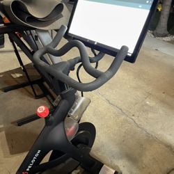 Pelotón Bike With Screen 