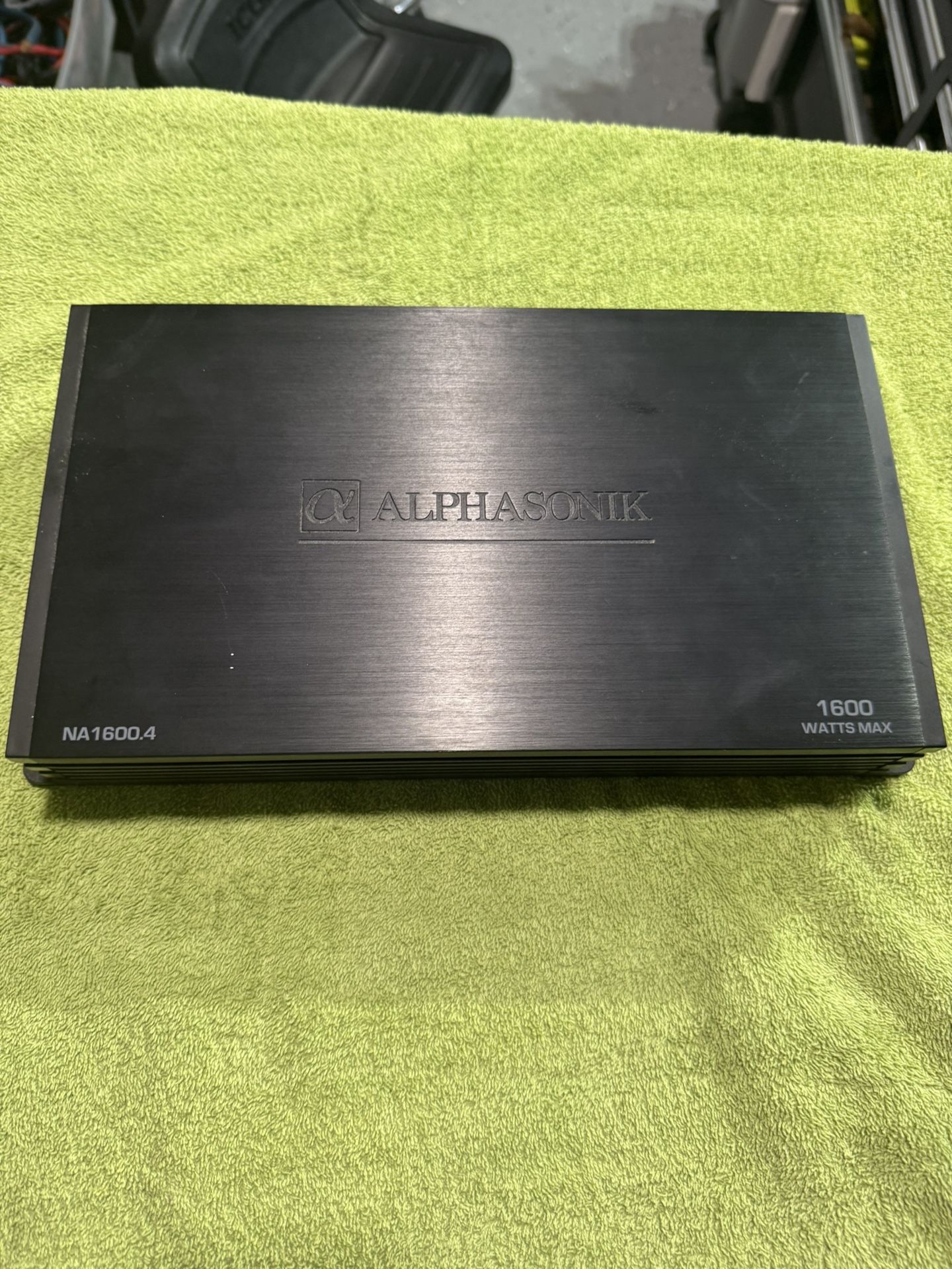 Like New 1600 Watt 4 Channel Amp