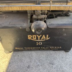 Antique Royal Typewriter