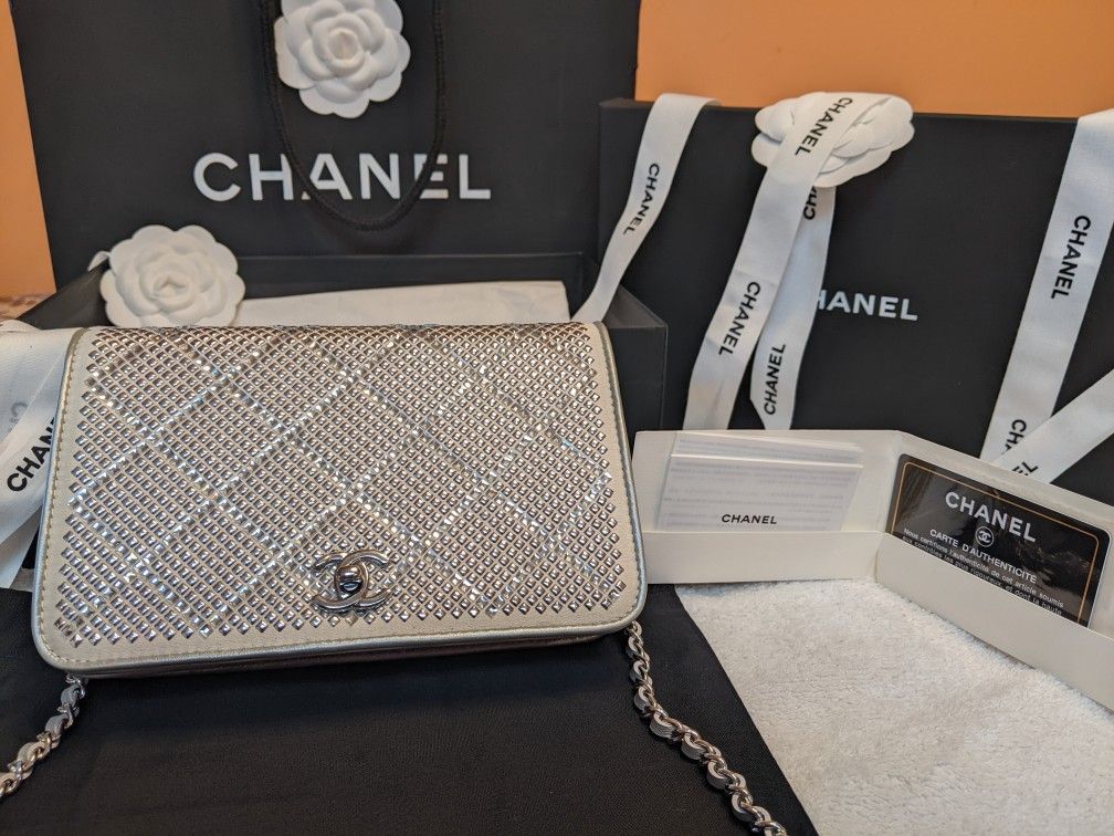 CHANEL Classic Gray Calfskin Gold Chain Lock Ladies Shoulder Bag for Sale  in Woodmere, NY - OfferUp