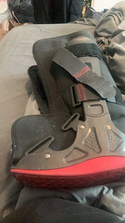 Medical boot size small as is condition