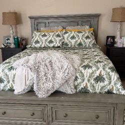Complete Queen Bedroom Set