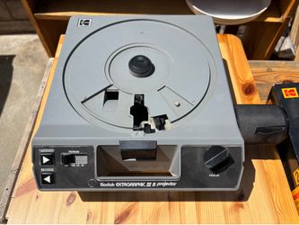 SLIDE PROJECTOR  KODAK EKTAGRAPHIC III B PERFECT WORKING CONDITION w/FIVE SLIDE CAROUSELS INCLUDED SCREEN WITH TRIPOD OPTIONAL