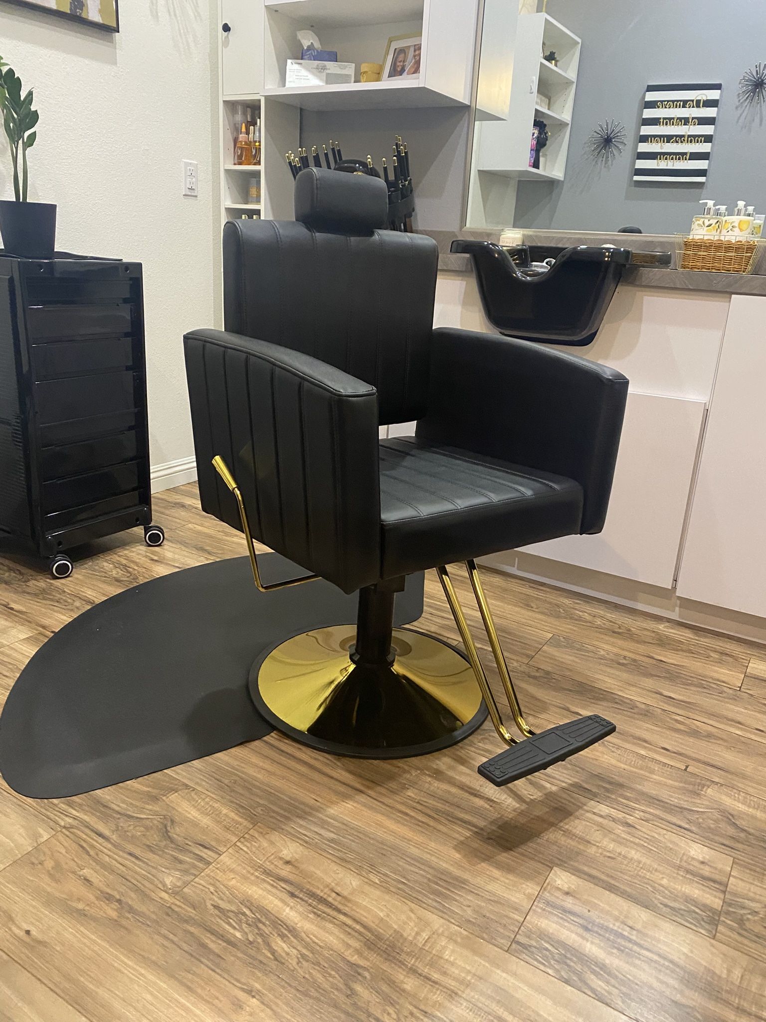 Salon Chair For Hairstylist/Barber