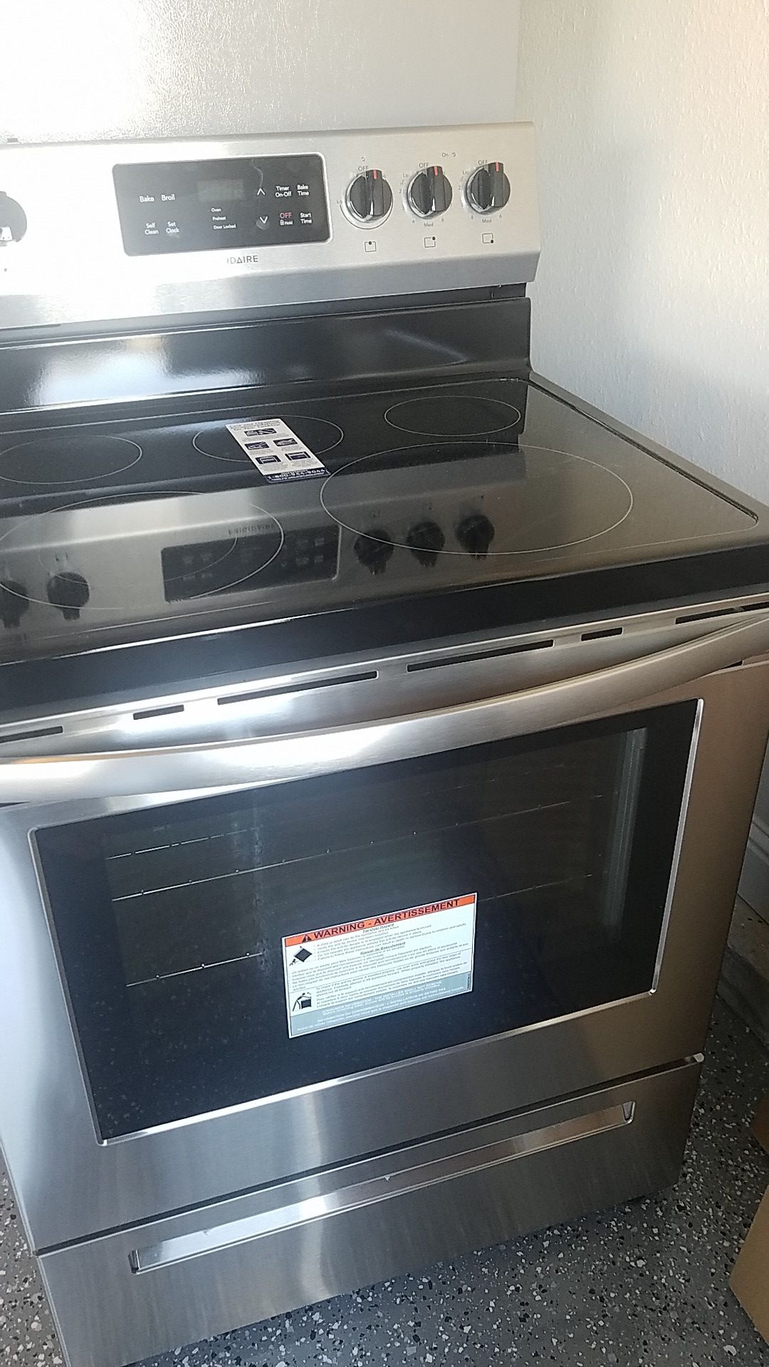 Brand new Fridgidare electric range and microwave never used.