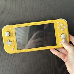 Yellow Nintendo Switch Lite + Case + 2 Games