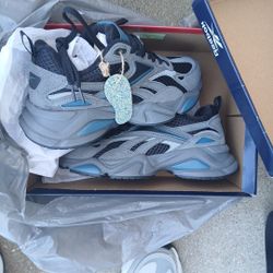 SZ 9.5 REEBOK (BRAND NEW)