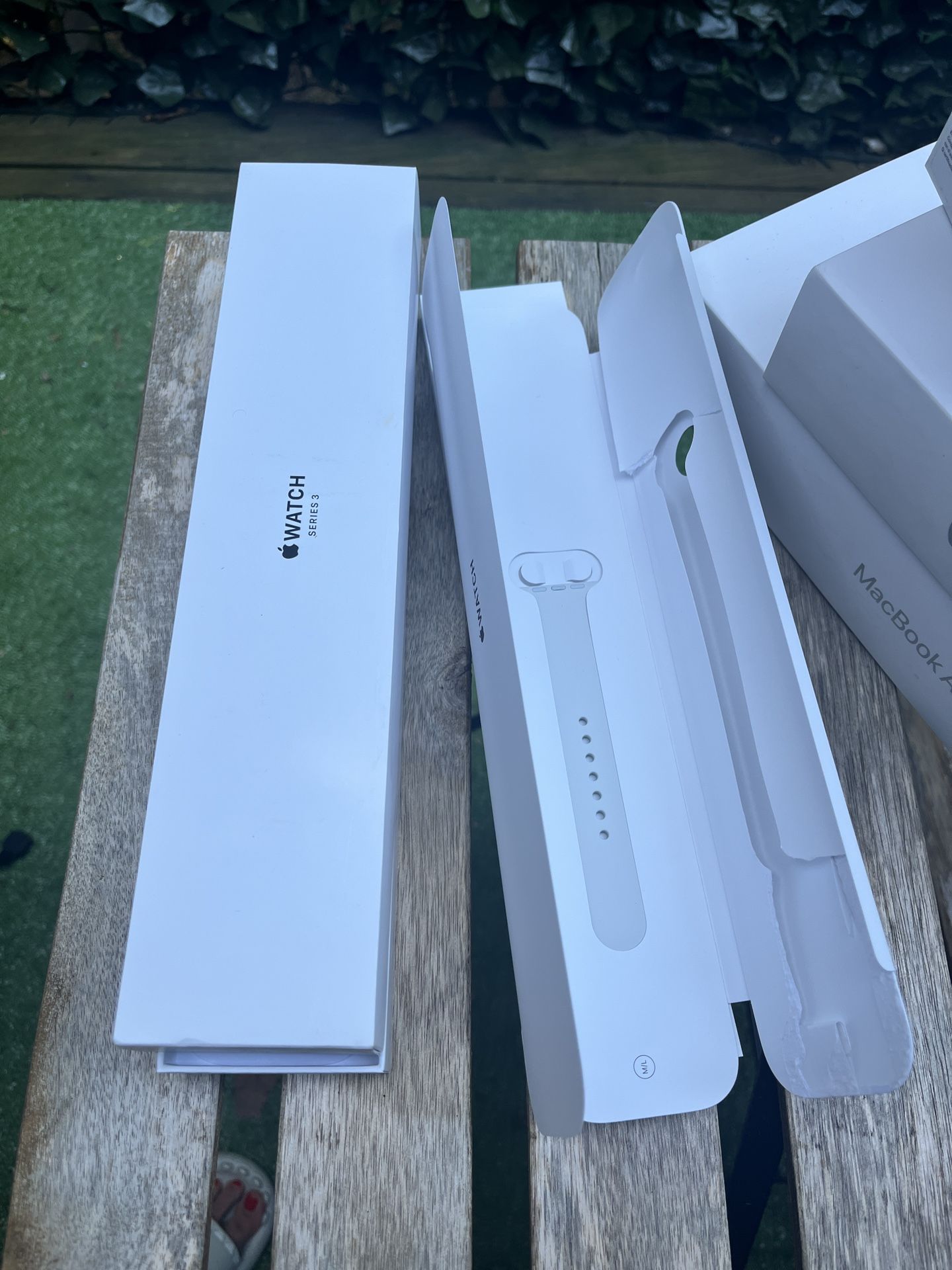 Apple watch 3 box with extra band