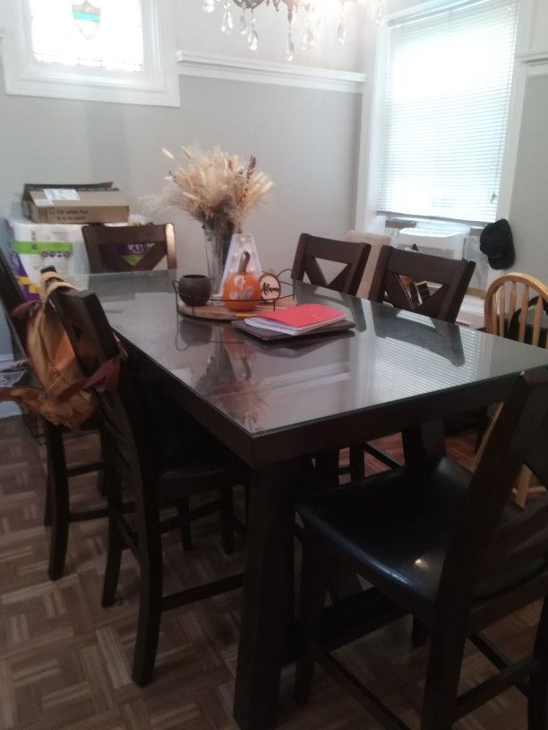 Dinner Room Table. /w Six Chair