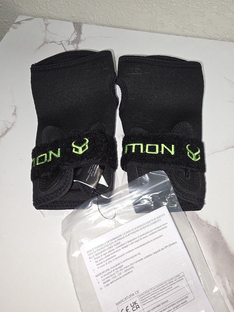 Demon United Wrist Guard L