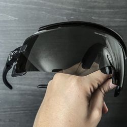 🍀New Oakleys  Box, Pouch Cloth All Included🍀