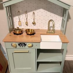 Greeen Play Kitchen 