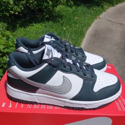 New Women's Nike Dunk Low wmn size 7.5