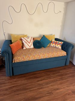 Turquoise/ Teal Daybed With Pullout Bed