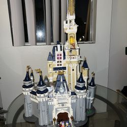 DISNEYLAND CASTLE LEGO 