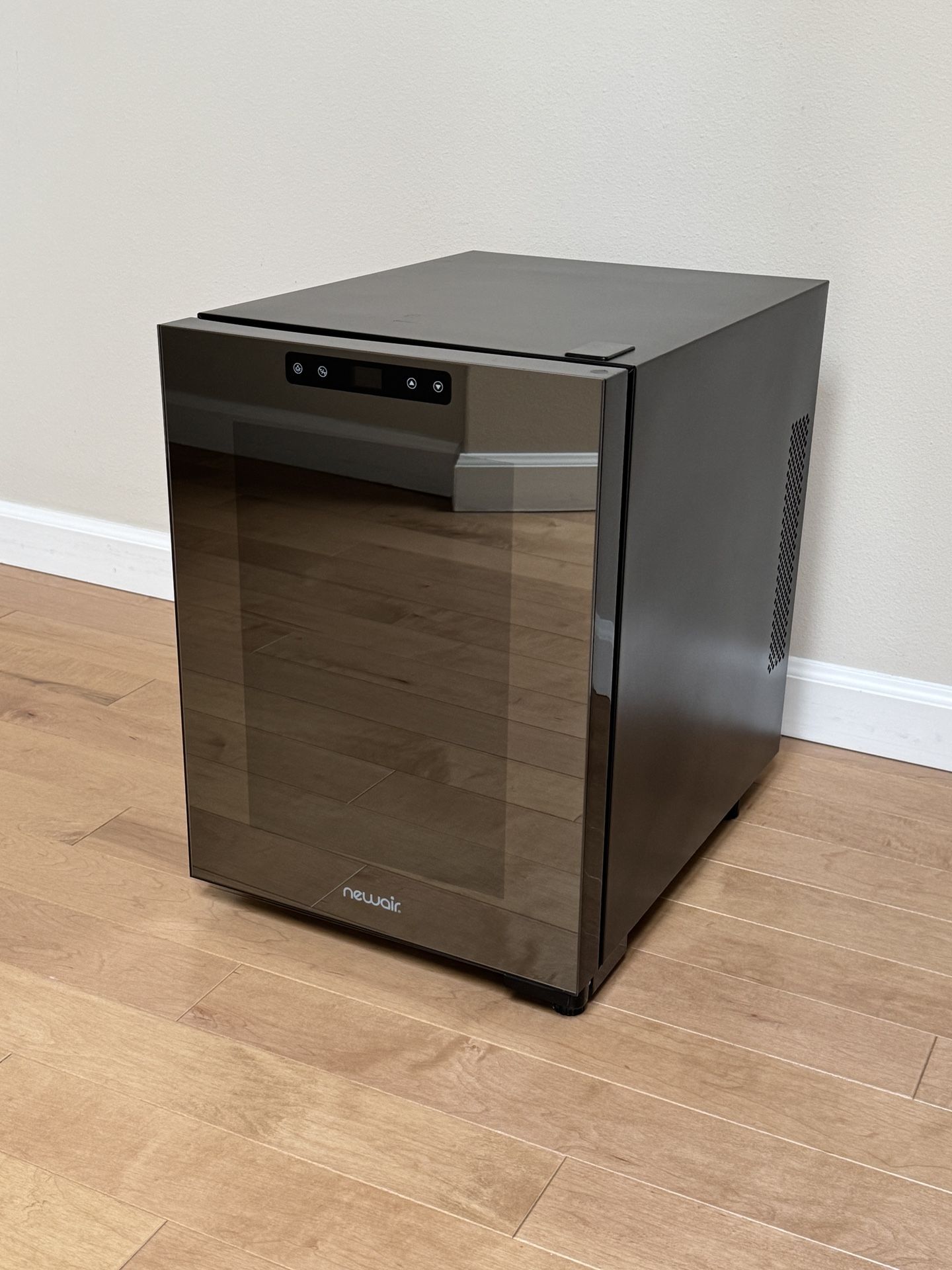 NEW NewAir Shadow-T Series Single Zone 12-Bottle Freestanding Compact Countertop Vibration-Free Mirrored Wine Cooler Refrigerator