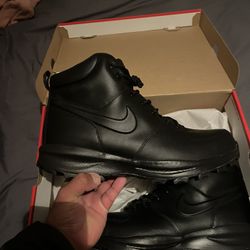 NIKE MANOA BOOTS (SIZE 13 MEN)