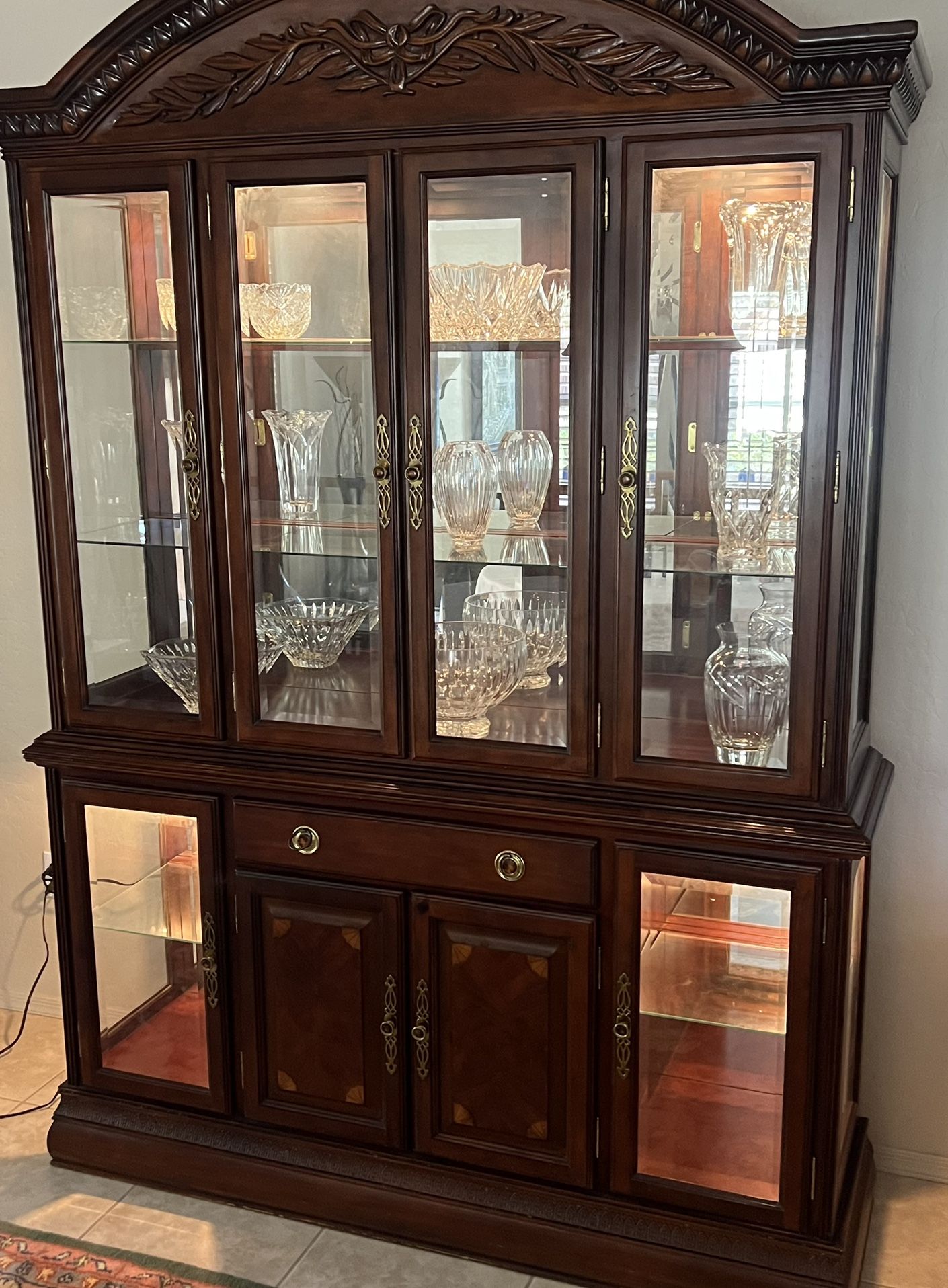 Drexel Heritage China Cabinet. Lighted 