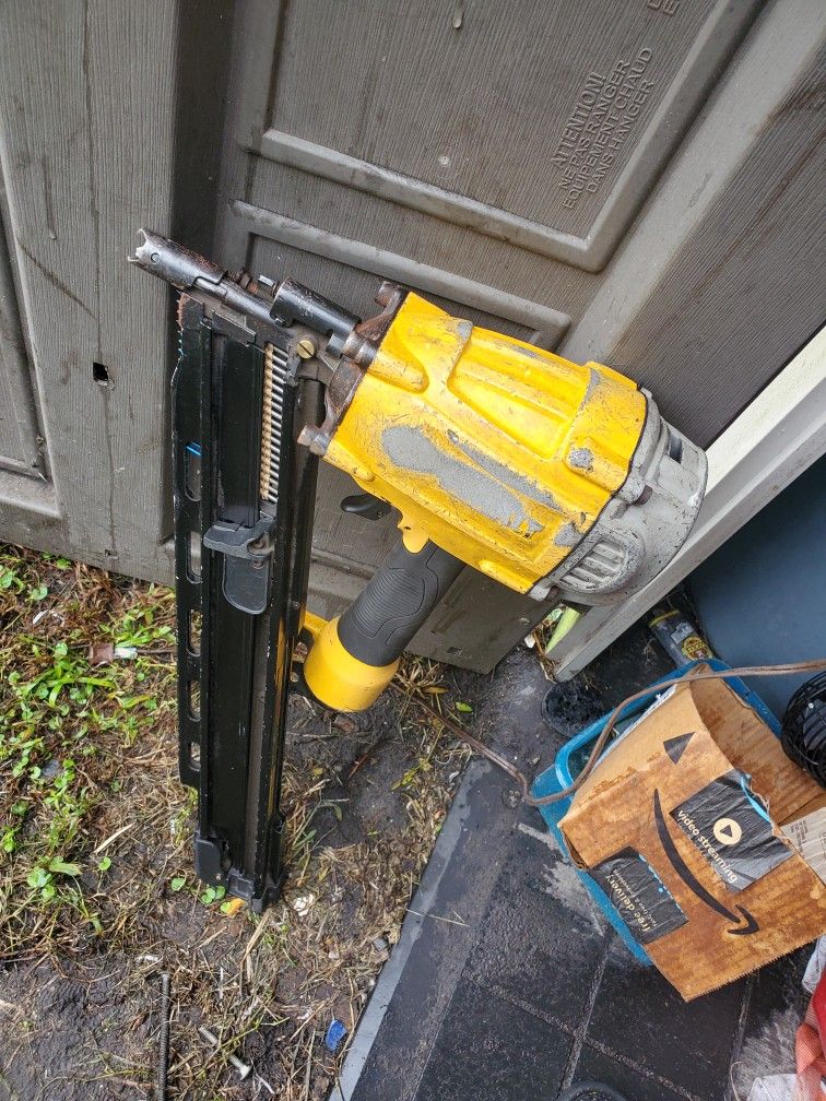 DEWALT DWF83C 15° Coil Framing Nailer.