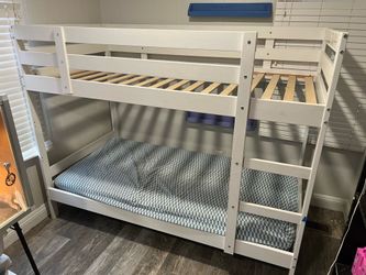 Twin bunk bed