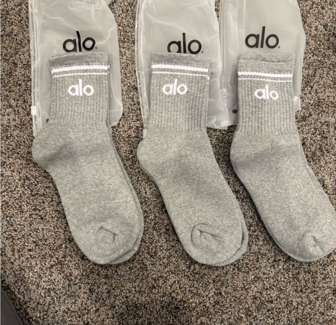 3 Pairs Of Alo Yoga Unisex Throwback Socks Medium Grey
