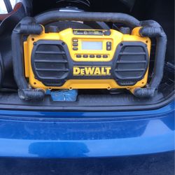 DEWALT WORKSITE CHARGER/RADIO