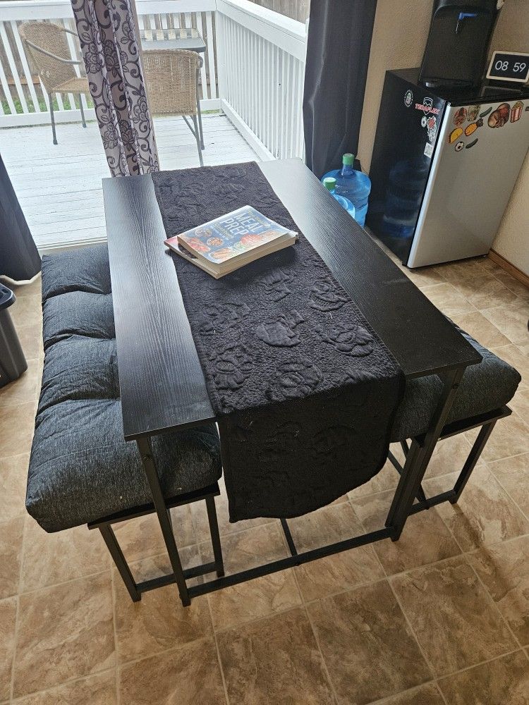 Dinng table