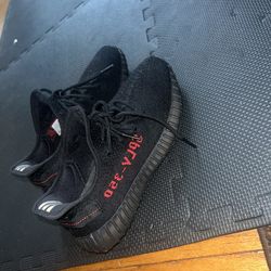 YEEZY 350 Black  Size 9