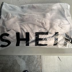 Never worn SHEIN sweatsuit (sweatshirt & Sweatpants) 
