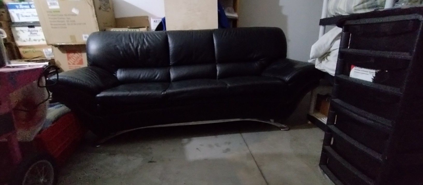 FREE !! BLACK LEATHER COUCH