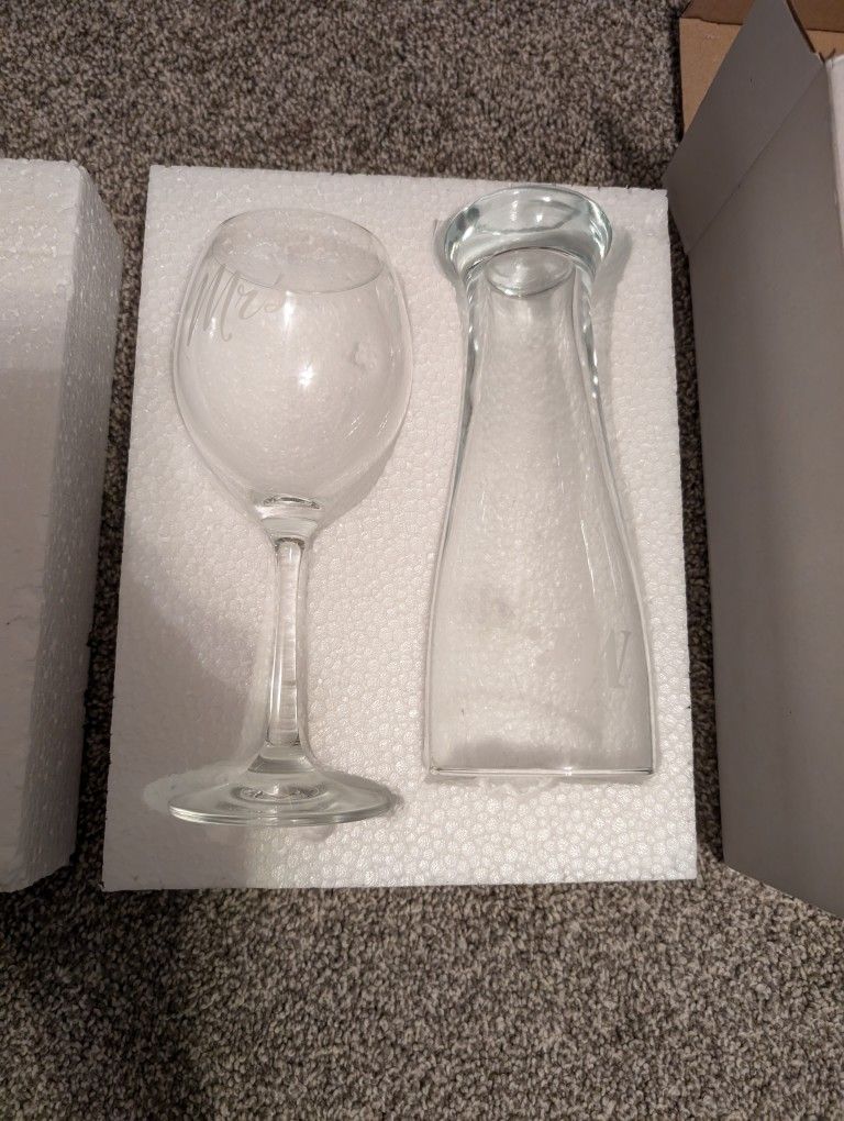 Mr& Mrs. Wedding Toast Glasses