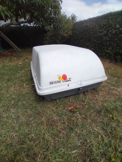 Car roof cargo box