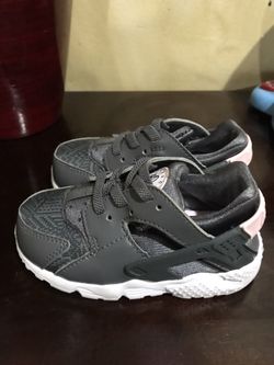 Girls Nike huarache size 7