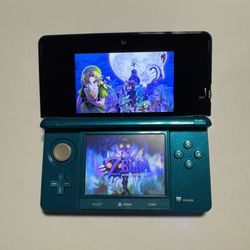 Aqua blue Nintendo 3ds With 690 Games